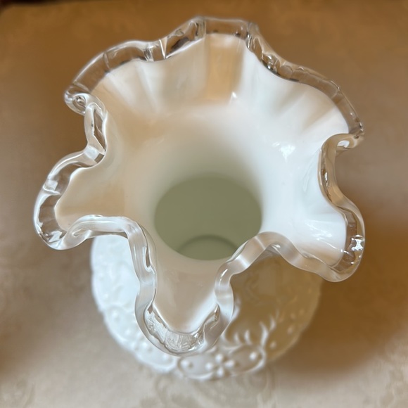 Fenton milk glass SilverCrest Spanish Lace with ruffled edge vase - Picture 2 of 11